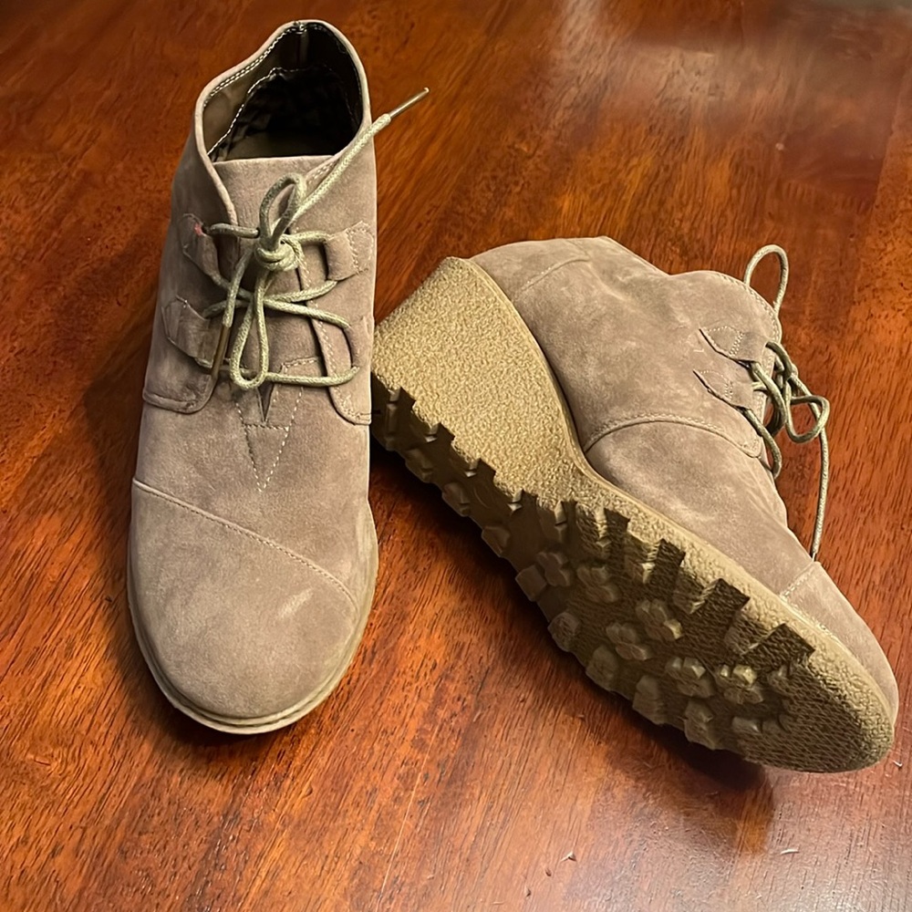Cloudwalkers by Avenue  SOHO wedge lace up boots size 9.5